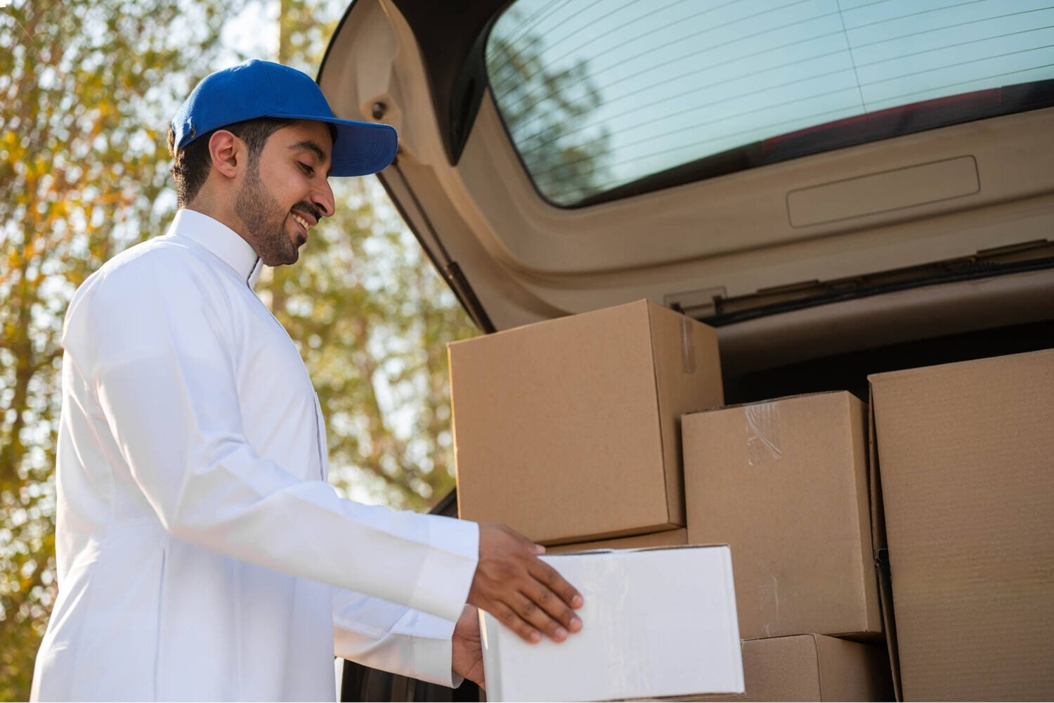 عامل لوجستي يقوم بتجهيز الشحنات